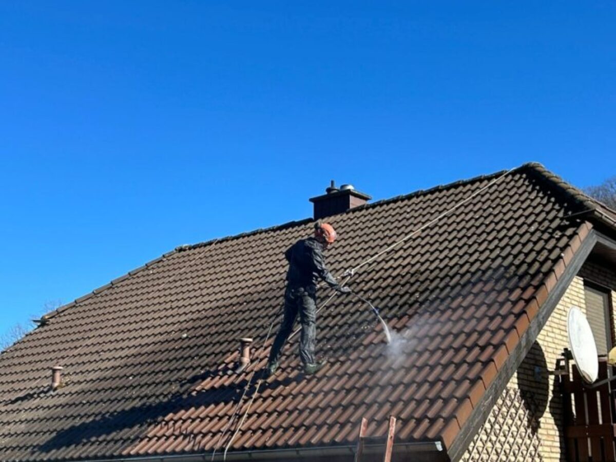 Podczas mycia i impregnacji dachu w Hainichen Podczas mycia i impregnacji dachu w Hainichen