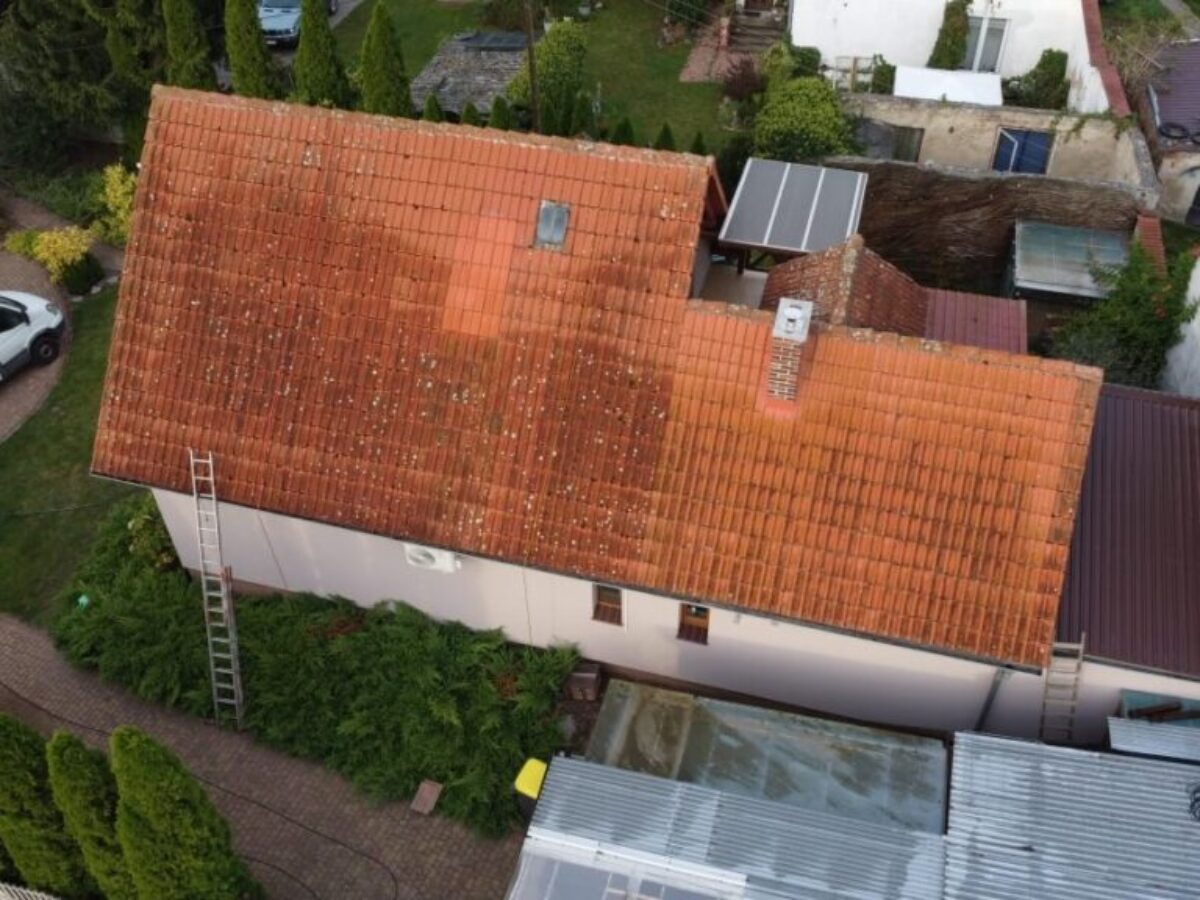 Przed czyszczeniem i malowaniem dachu w Świebodzinie