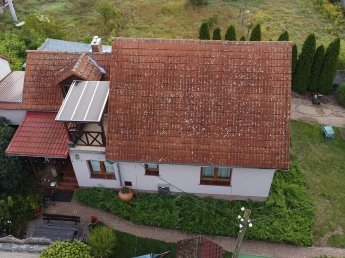 Przed czyszczeniem i malowaniem dachu w Świebodzinie