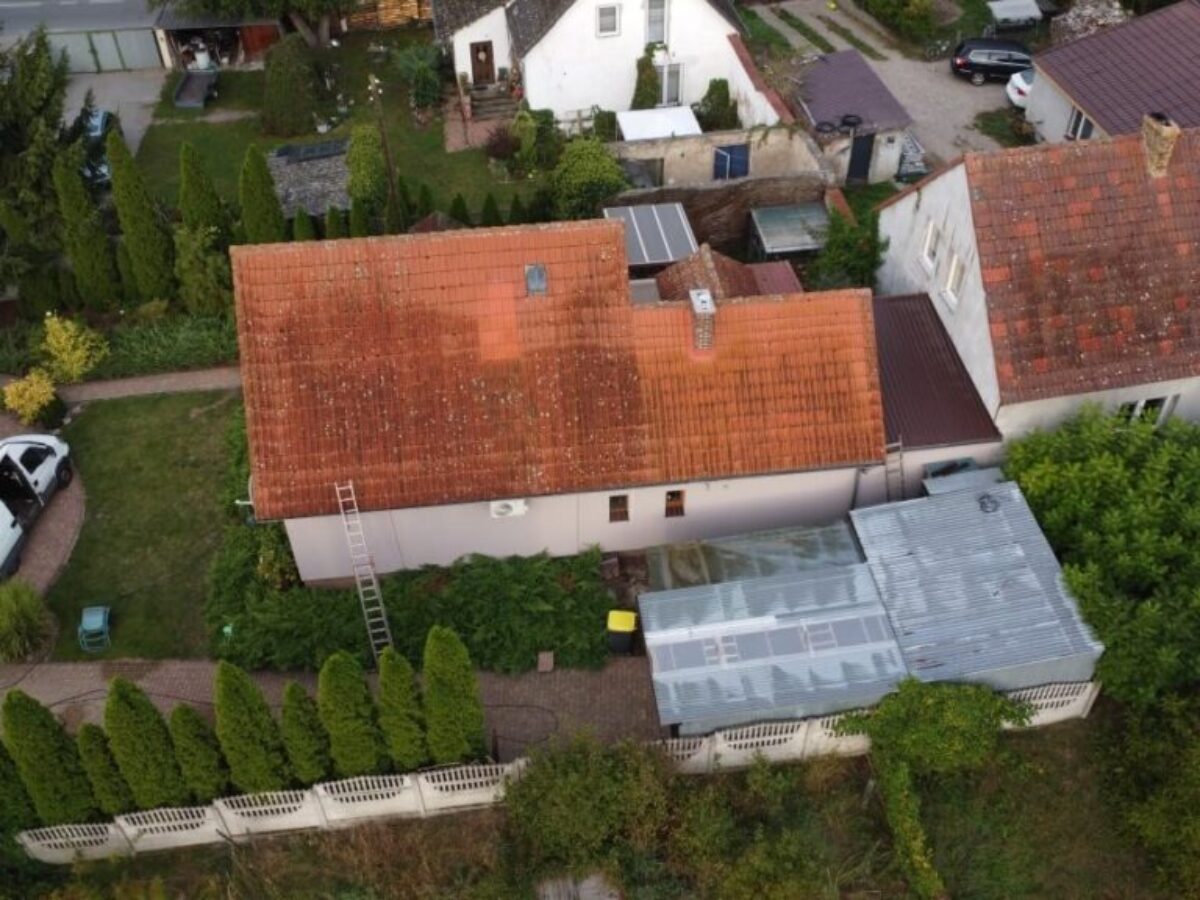 Przed czyszczeniem i malowaniem dachu w Świebodzinie